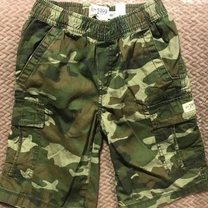 Boys 8 Green camo cargo shorts
